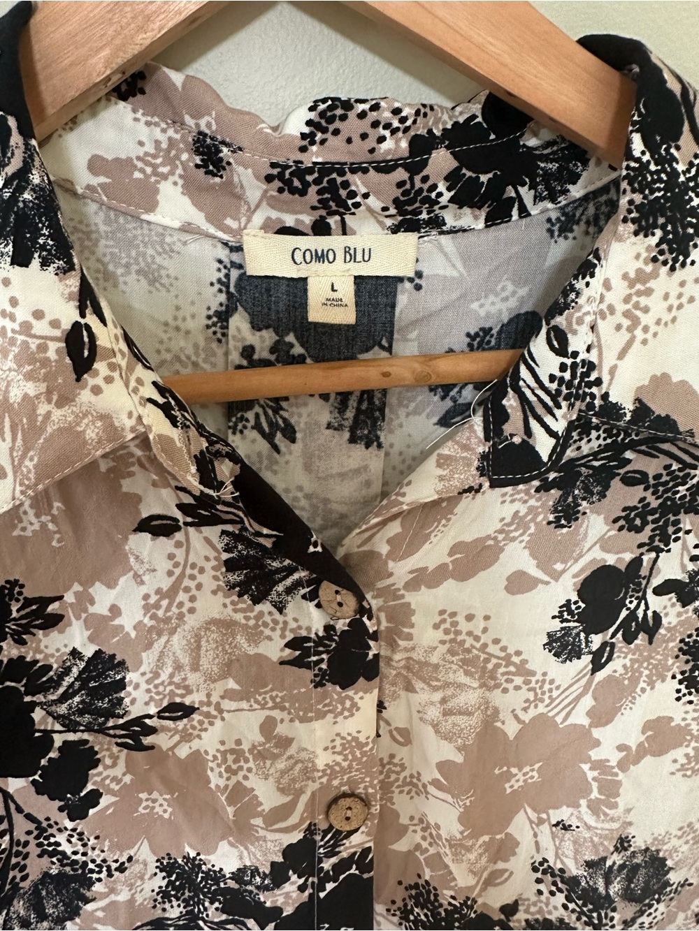 Sleeveless Floral Button-Front Tunic Dress in Black & Taupe - Picture 3 of 6